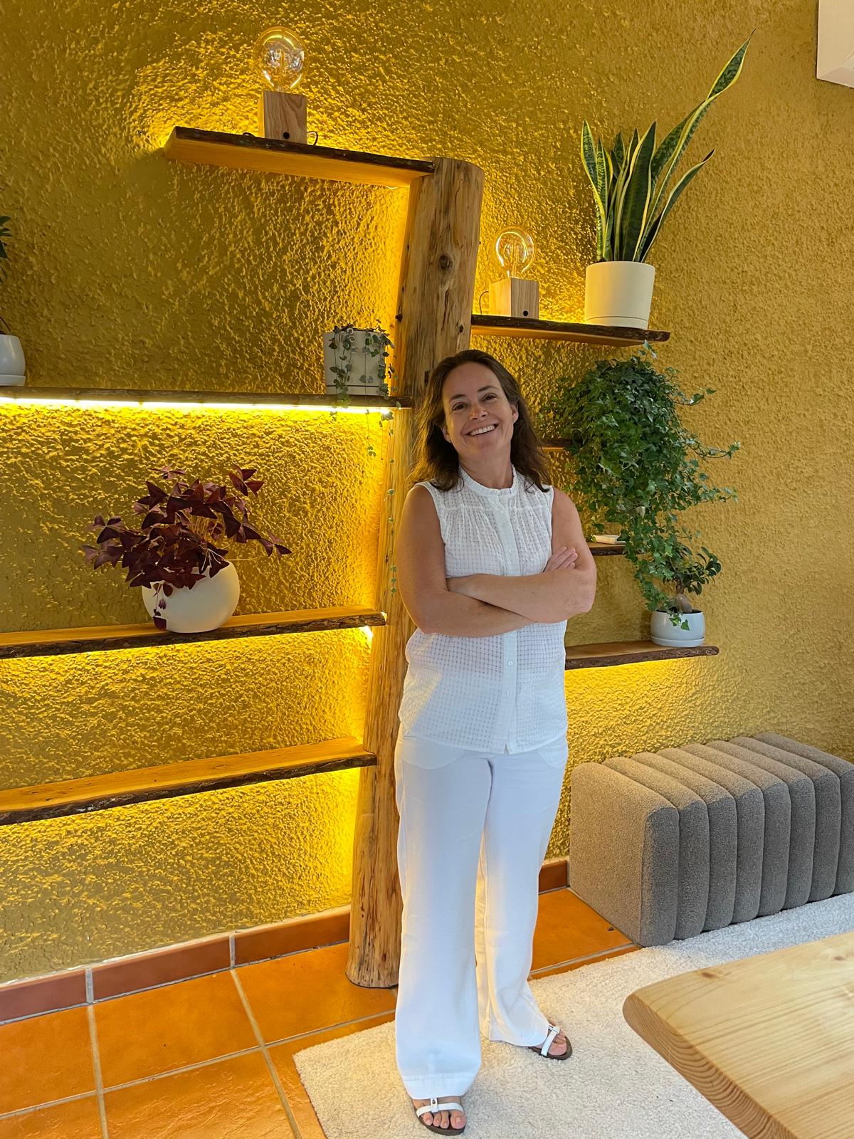 Arancha, psicóloga de Buena Vida, sonriendo en su consulta