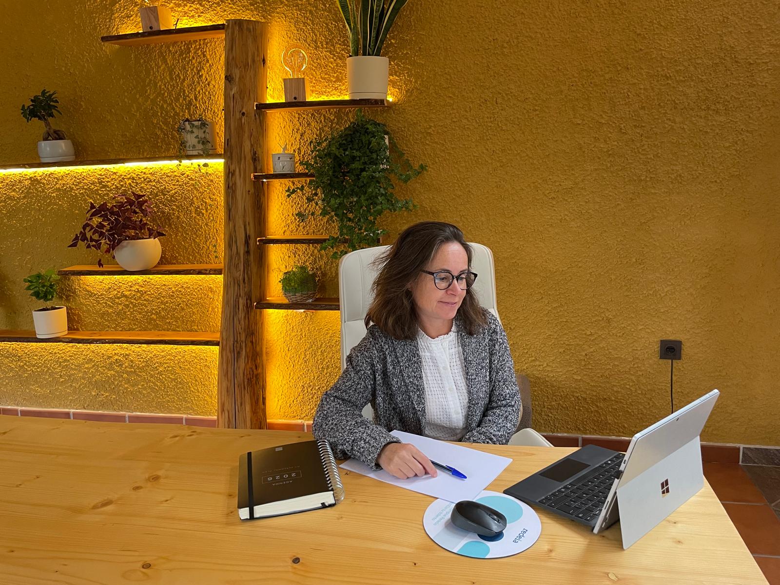 Arancha en una sesión por videollamada desde su consulta, frente al portátil